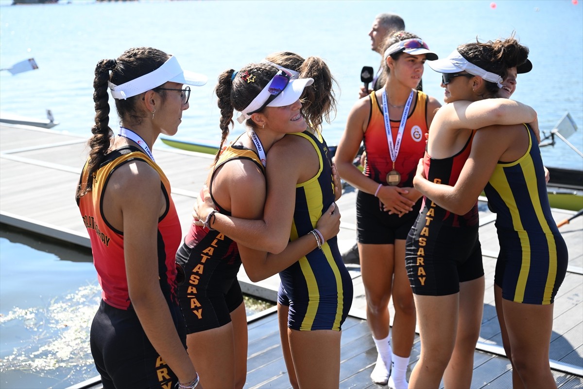 Edirne'de düzenlenen Gençler Türkiye Kürek Şampiyonası tamamlandı. Şampiyon olan sporcular sevinç...