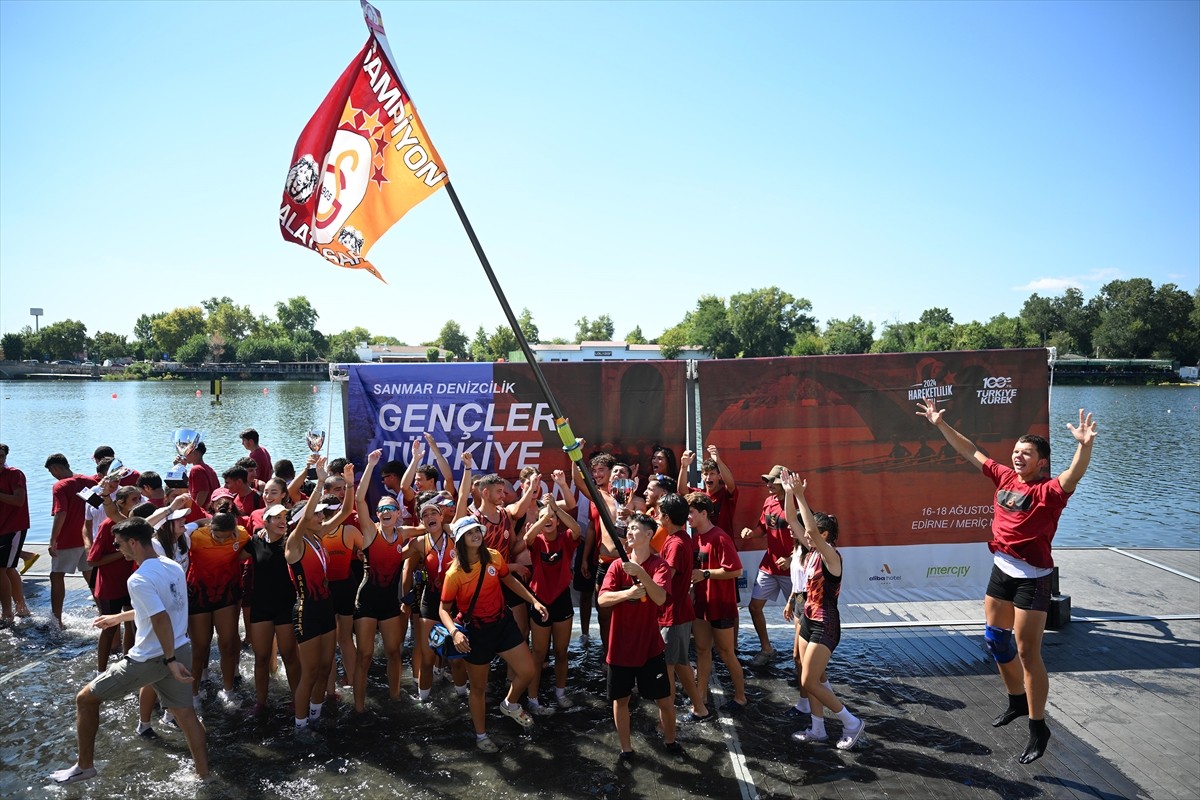 Edirne'de düzenlenen Gençler Türkiye Kürek Şampiyonası tamamlandı. Şampiyon olan sporcular sevinç...