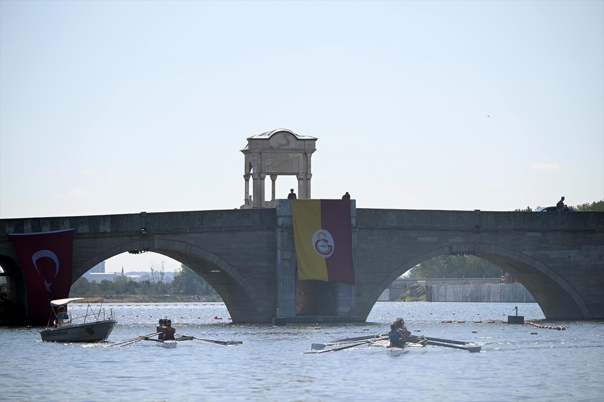 Edirne'de düzenlenen Gençler Türkiye Kürek Şampiyonası tamamlandı. Şampiyon olan sporcular sevinç...