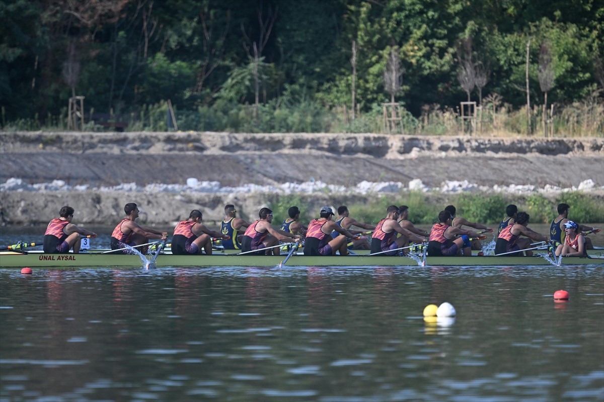 Edirne'de düzenlenen Gençler Türkiye Kürek Şampiyonası tamamlandı. Şampiyon olan sporcular sevinç...