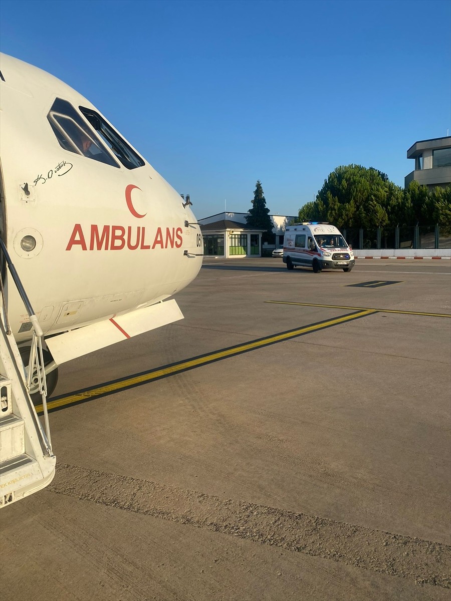 Hava Kuvvetleri Komutanlığına ait ambulans uçakla Bursa'dan alınan kalp grefti, bir hastaya...