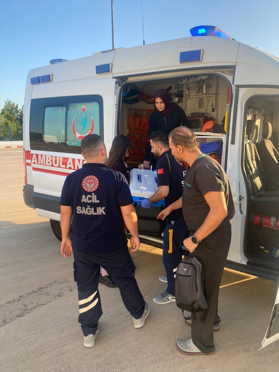 Hava Kuvvetleri Komutanlığına ait ambulans uçakla Bursa'dan alınan kalp grefti, bir hastaya...