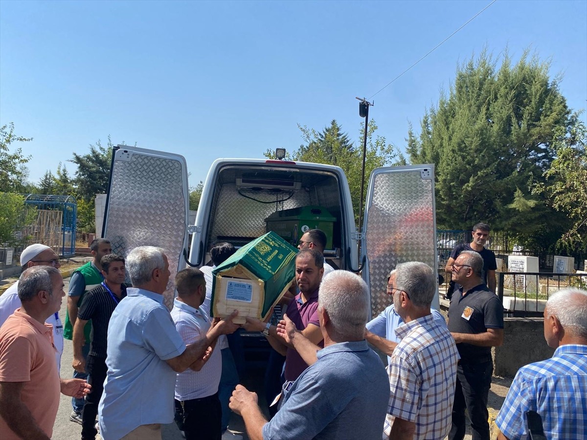 HDP Danışma Kurulu üyesi Tarık Ziya Ekinci, Diyarbakır'da son yolculuğuna uğurlandı. Ekinci için...