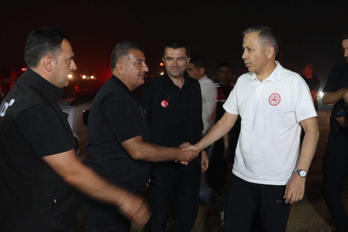 İçişleri Bakanı Ali Yerlikaya (sağda), Uşak'ın Eşme ilçesine bağlı Sandal köyü yakınlarında, orman...