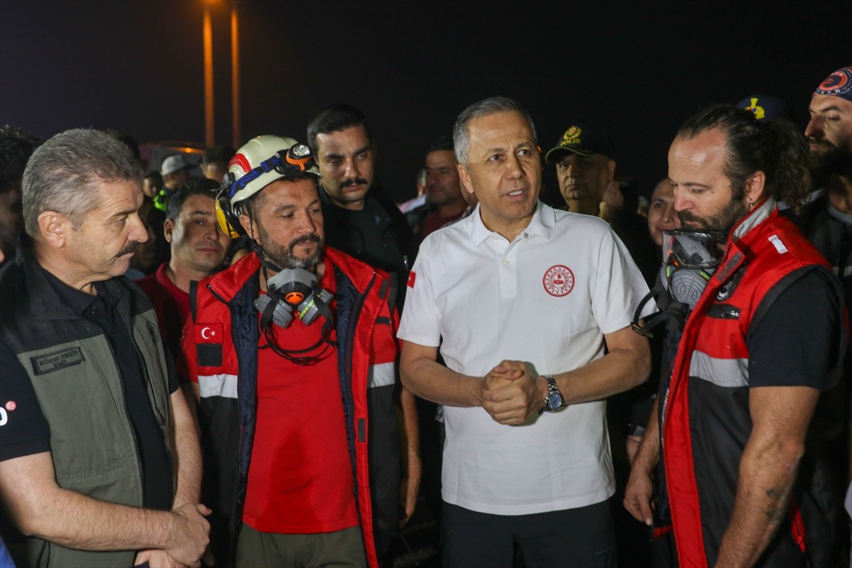 İçişleri Bakanı Ali Yerlikaya (sağda), Uşak'ın Eşme ilçesine bağlı Sandal köyü yakınlarında, orman...