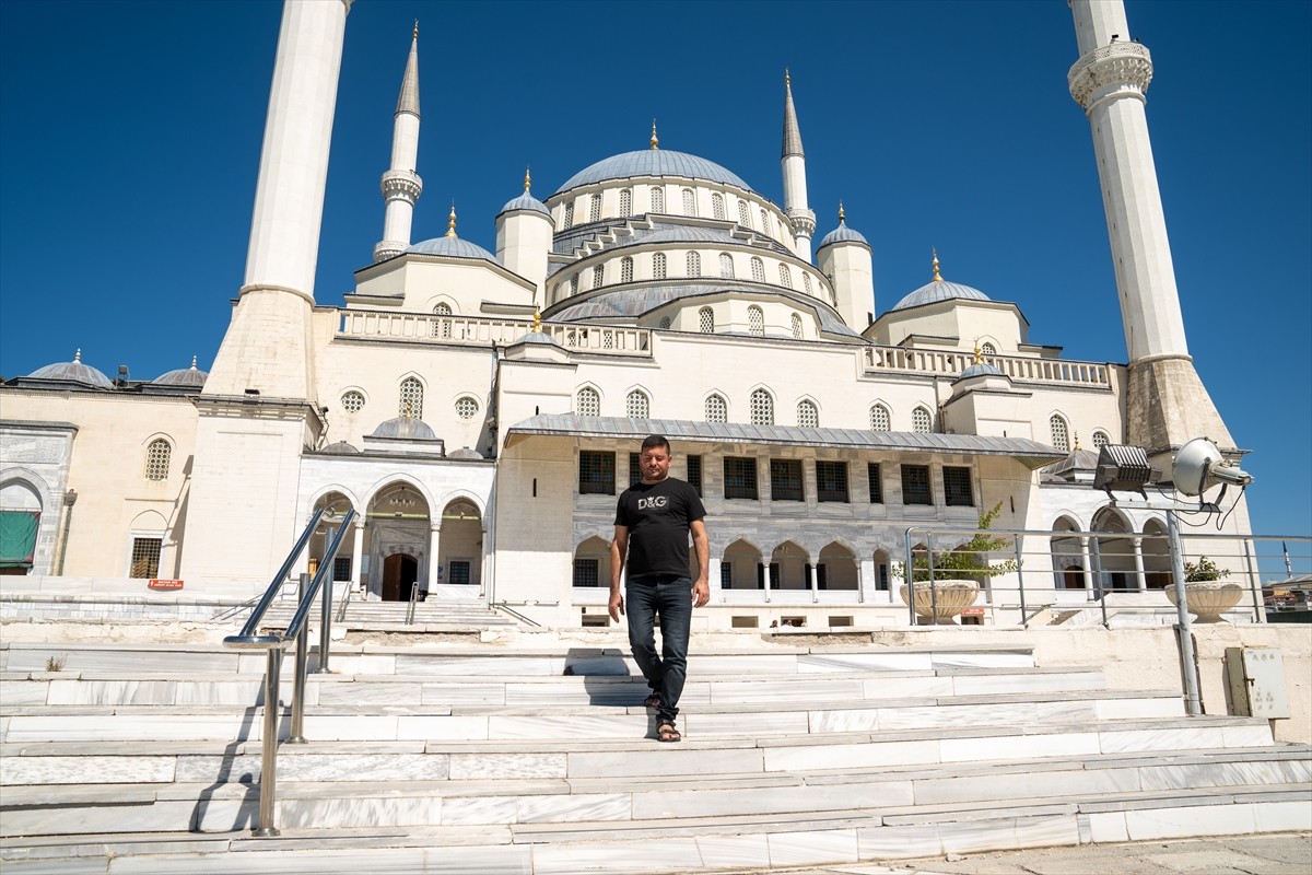 İsrail'in saldırısı sonucu ailesinden 16 kişiyi kaybeden Gazzeli Ahmed Baraka, aynı saldırıda...