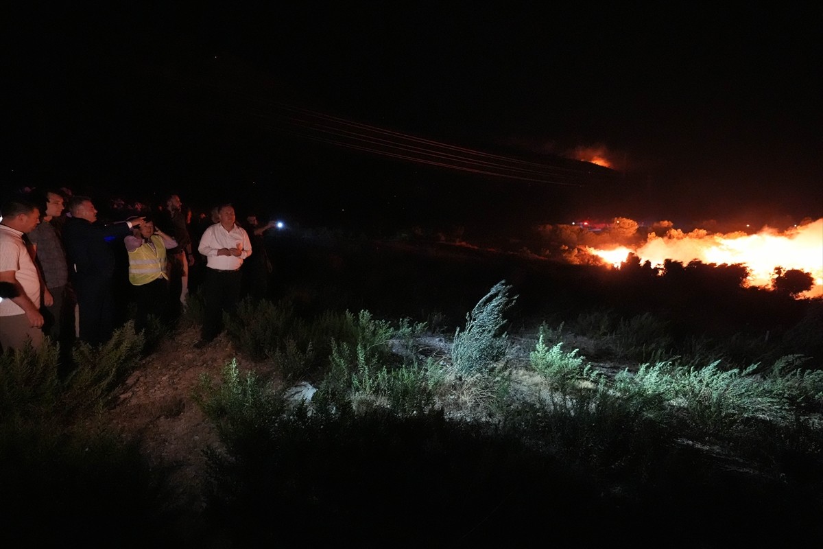 İzmir Valisi Süleyman Elban (sağda), Urla ilçesindeki Balıklıova mevkisinde çıkan yangınla ilgili...