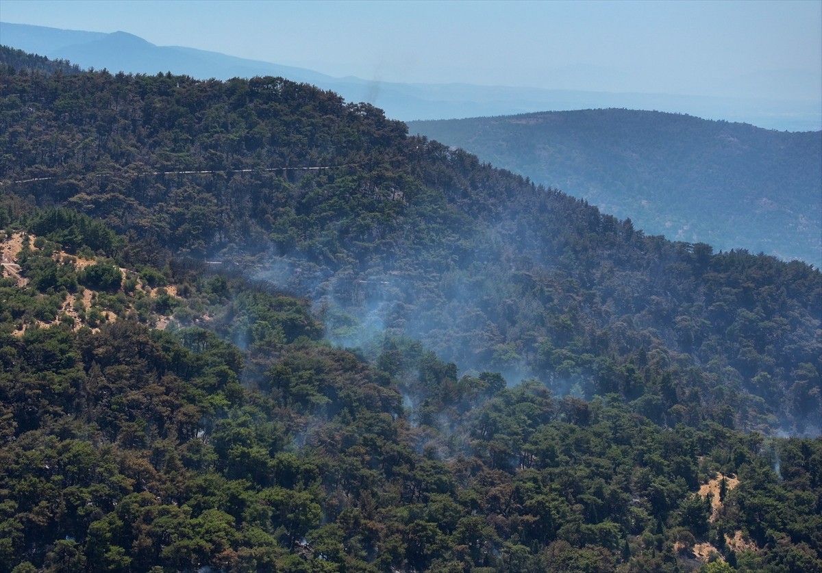 İzmir'in Karşıyaka ilçesindeki Yamanlar Dağı'nda çıkan yangında zarar gören ormanlık alan, dron...