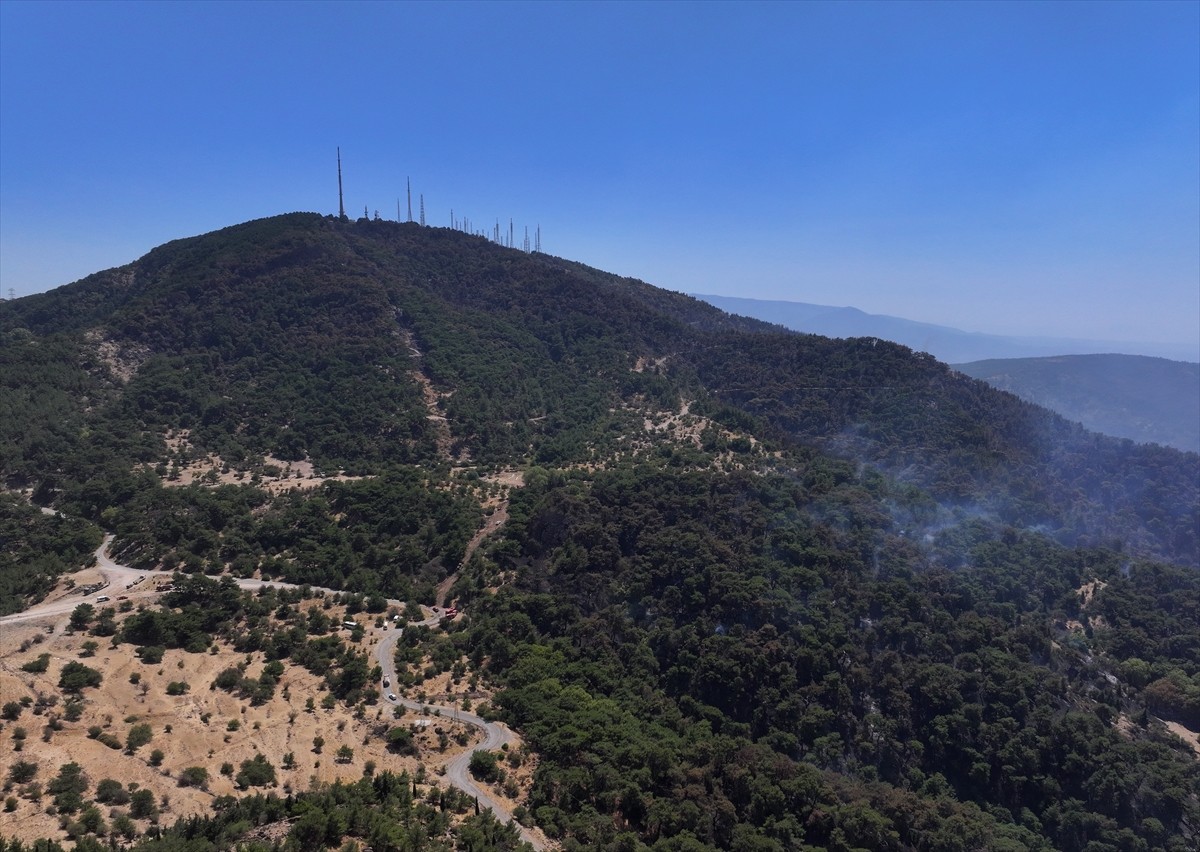 İzmir'in Karşıyaka ilçesindeki Yamanlar Dağı'nda çıkan yangında zarar gören ormanlık alan, dron...