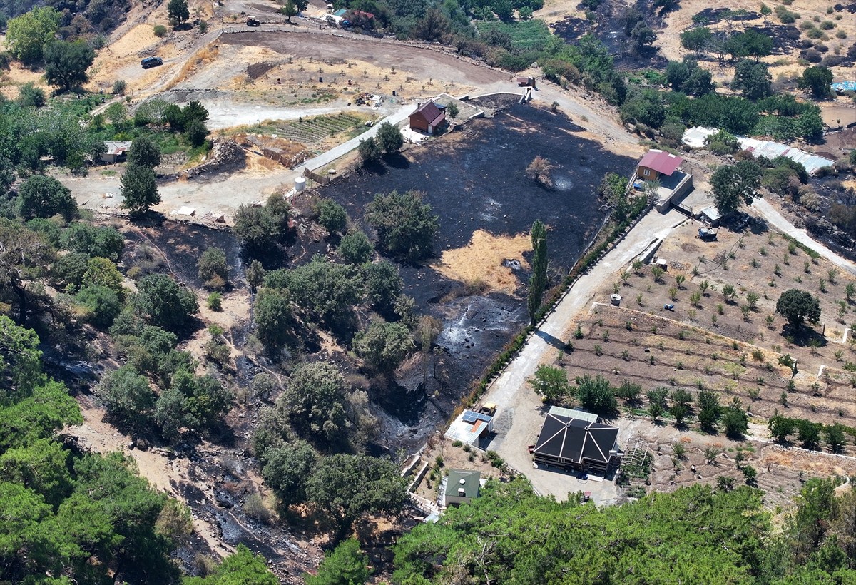 İzmir'in Karşıyaka ilçesindeki Yamanlar Dağı'nda çıkan yangında zarar gören ormanlık alan, dron...