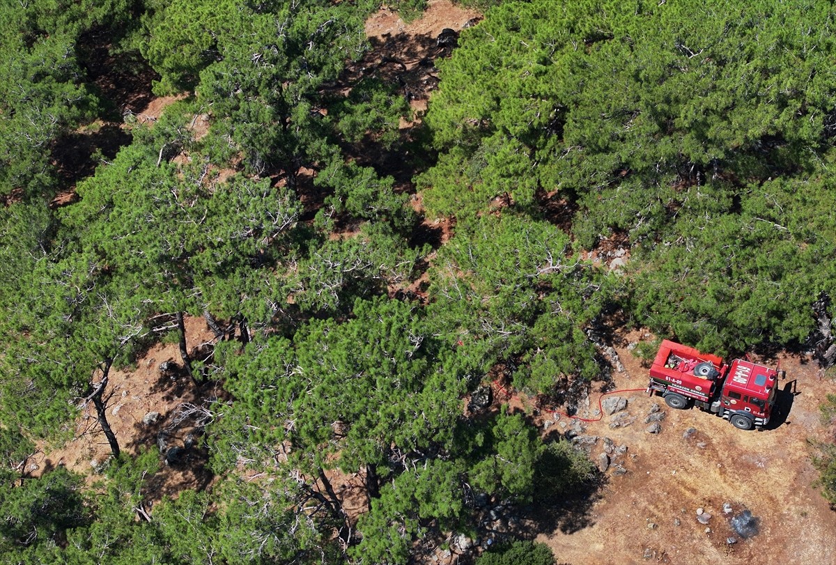 İzmir'in Karşıyaka ilçesindeki Yamanlar Dağı'nda çıkan yangında zarar gören ormanlık alan, dron...