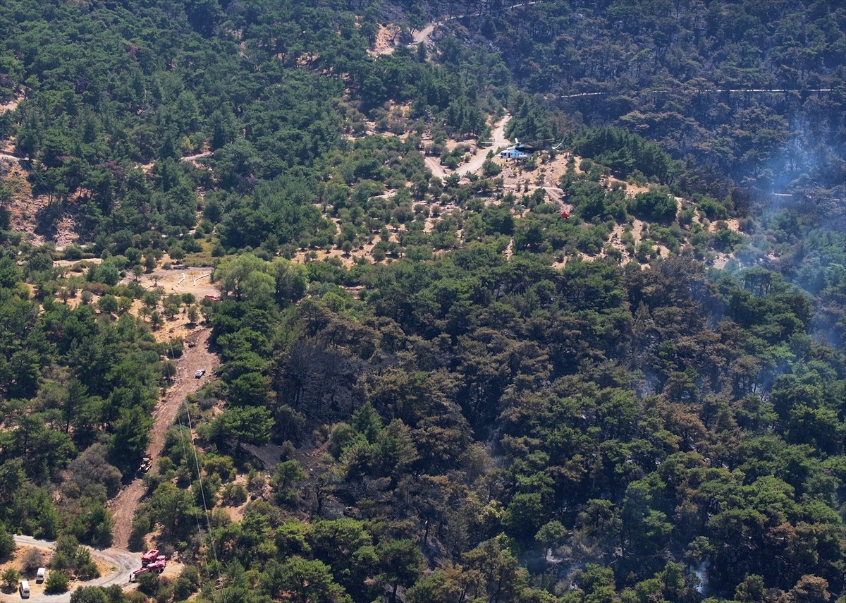 İzmir'in Karşıyaka ilçesindeki Yamanlar Dağı'nda çıkan yangında zarar gören ormanlık alan, dron...