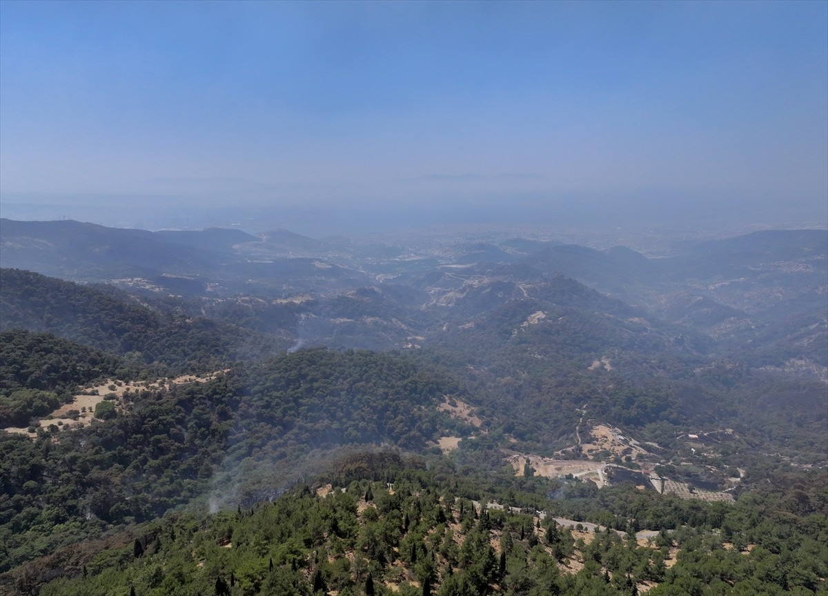 İzmir'in Karşıyaka ilçesindeki Yamanlar Dağı'nda çıkan yangında zarar gören ormanlık alan, dron...