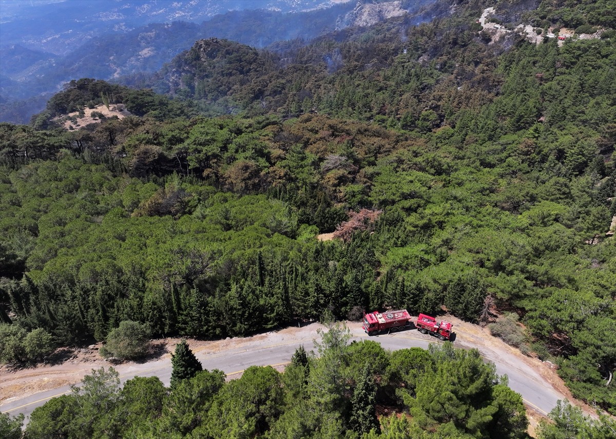 İzmir'in Karşıyaka ilçesindeki Yamanlar Dağı'nda çıkan yangında zarar gören ormanlık alan, dron...