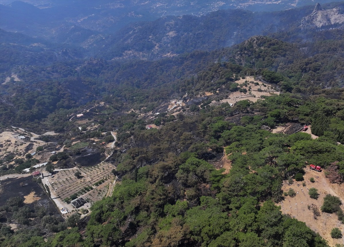 İzmir'in Karşıyaka ilçesindeki Yamanlar Dağı'nda çıkan yangında zarar gören ormanlık alan, dron...