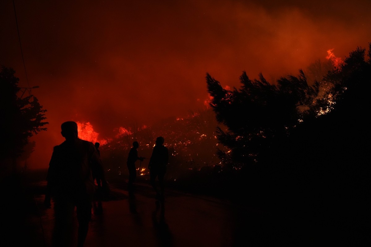 İzmir'in Urla ilçesindeki Balıklıova mevkisinde çıkan orman yangınına müdahale ediliyor....