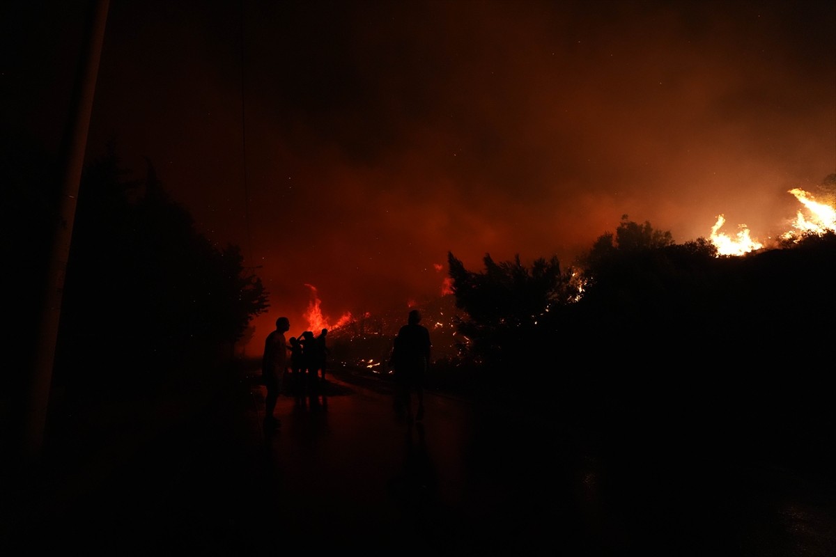 İzmir'in Urla ilçesindeki Balıklıova mevkisinde çıkan orman yangınına müdahale ediliyor....