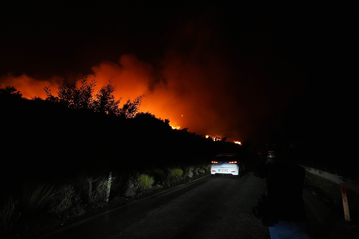 İzmir'in Urla ilçesindeki Balıklıova mevkisinde çıkan orman yangınına müdahale ediliyor....