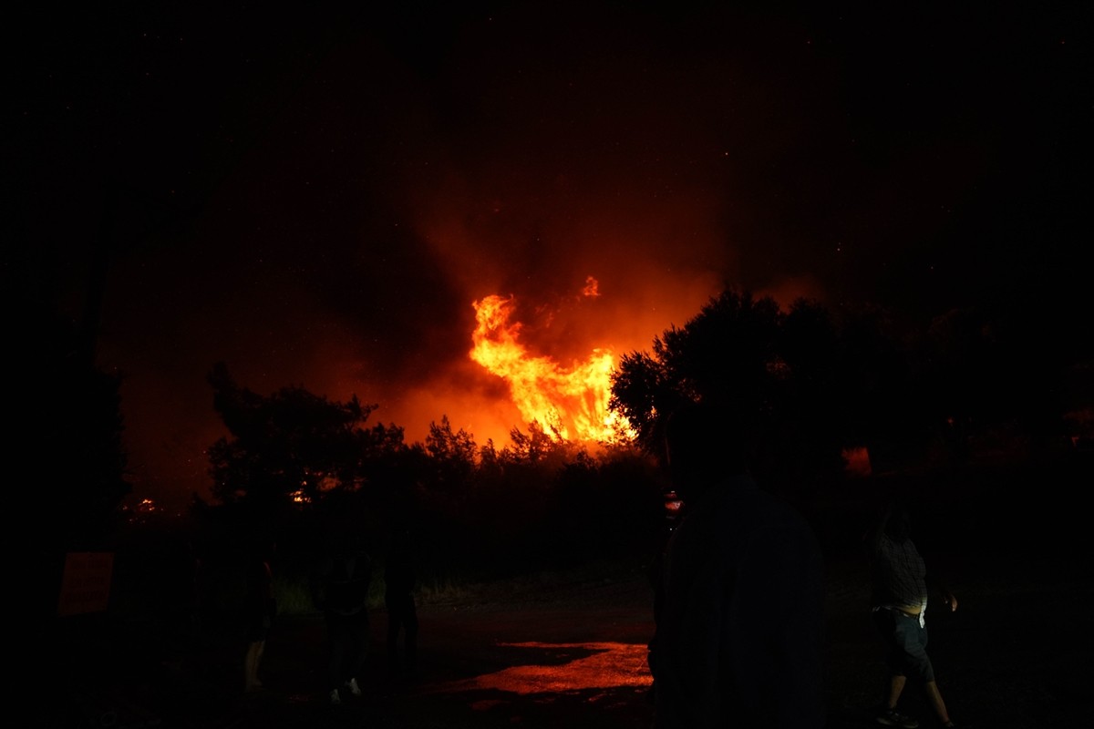 İzmir'in Urla ilçesindeki Balıklıova mevkisinde çıkan orman yangınına müdahale ediliyor....