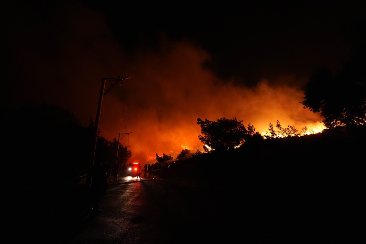 İzmir'in Urla ilçesindeki Balıklıova mevkisinde çıkan orman yangınına müdahale ediliyor....