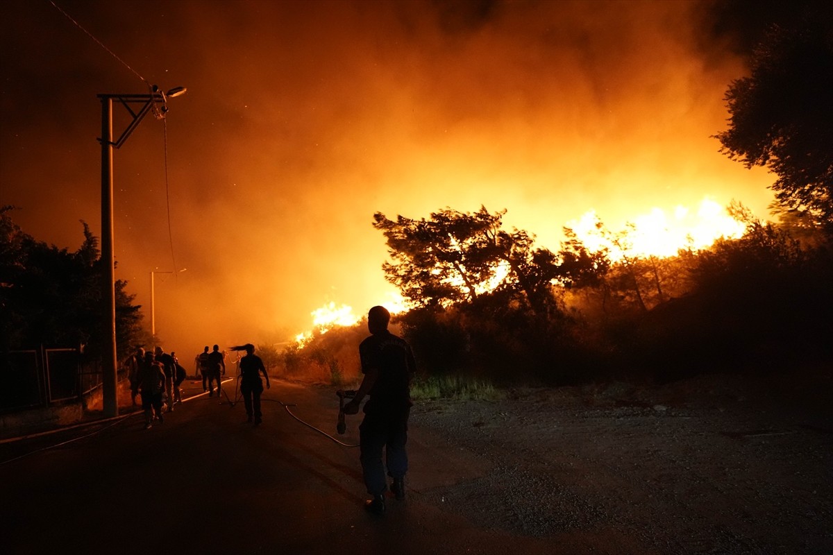 İzmir'in Urla ilçesindeki Balıklıova mevkisinde çıkan orman yangınına müdahale ediliyor....