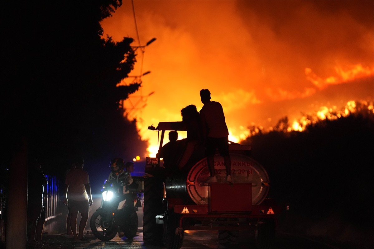 İzmir'in Urla ilçesindeki Balıklıova mevkisinde çıkan orman yangınına müdahale ediliyor....