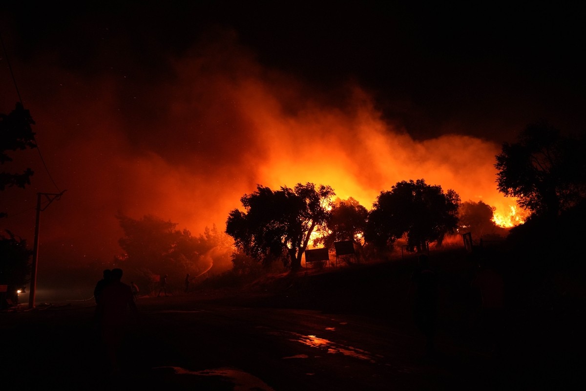 İzmir'in Urla ilçesindeki Balıklıova mevkisinde çıkan orman yangınına müdahale ediliyor....