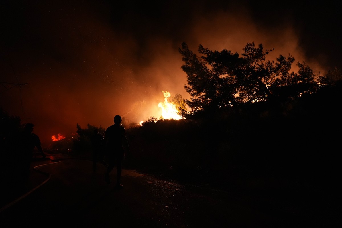 İzmir'in Urla ilçesindeki Balıklıova mevkisinde çıkan orman yangınına müdahale ediliyor....