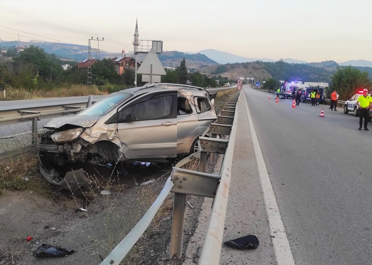 Karabük'te hafif ticari aracın refüje çarpması sonucu 9 yaşındaki çocuk hayatını kaybetti, 2 kişi...