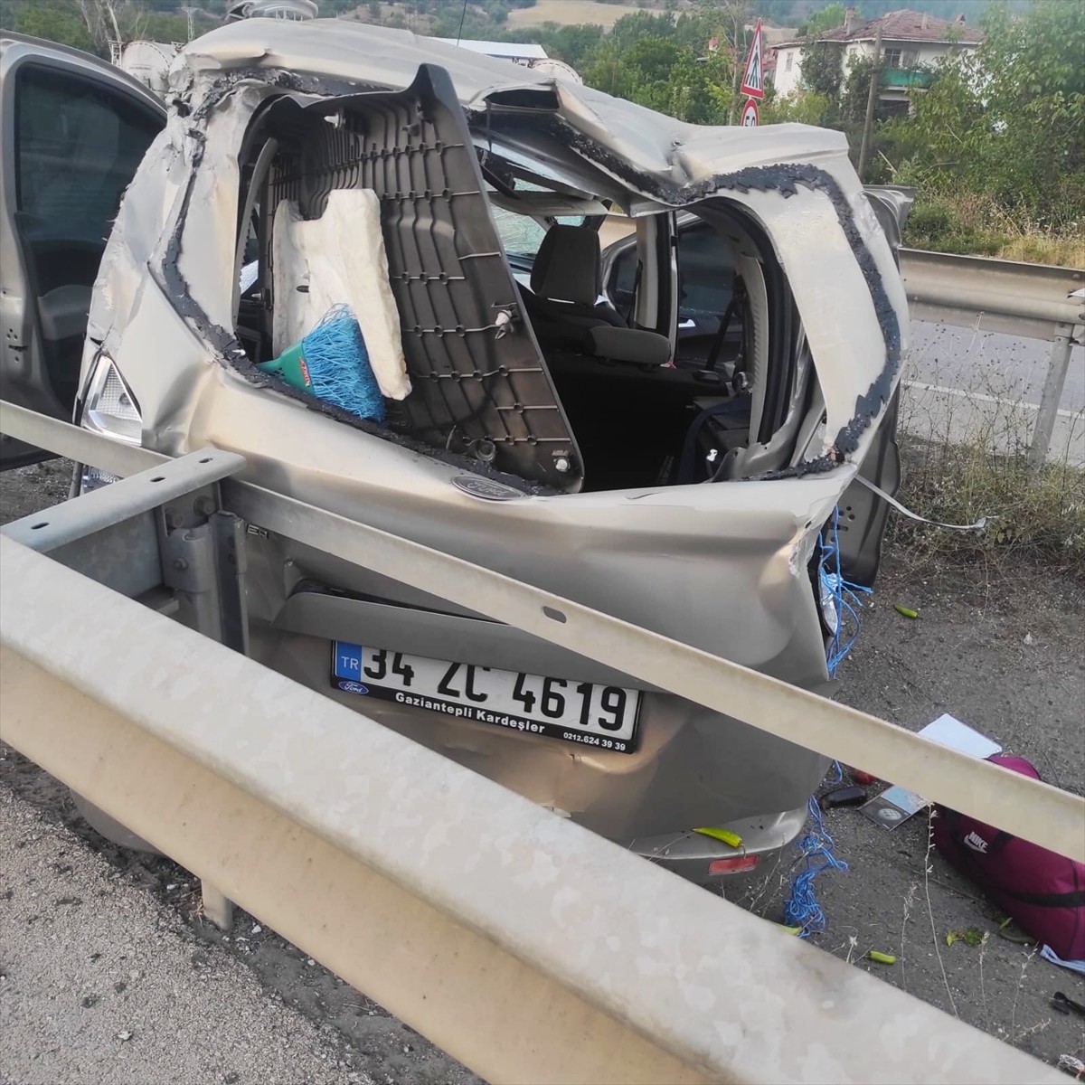 Karabük'te hafif ticari aracın refüje çarpması sonucu 9 yaşındaki çocuk hayatını kaybetti, 2 kişi...