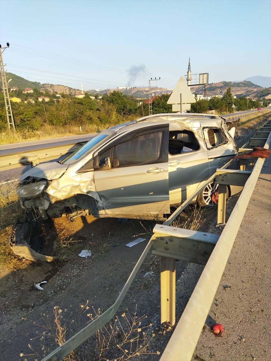 Karabük'te hafif ticari aracın refüje çarpması sonucu 9 yaşındaki çocuk hayatını kaybetti, 2 kişi...