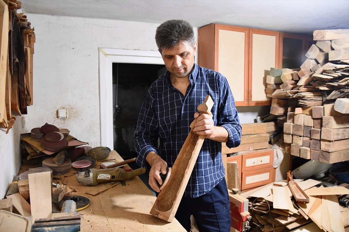 Kocaeli'de asıl mesleği fırıncılık olan Engin Bayram, bozulan kemençesini tamir ettirecek birisini...