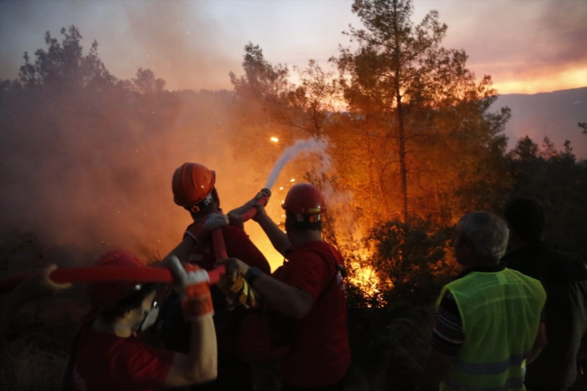 Muğla'nın Yatağan ve Ula ilçelerindeki ormanlık alanda çıkan yangınlara, havadan ve karadan...