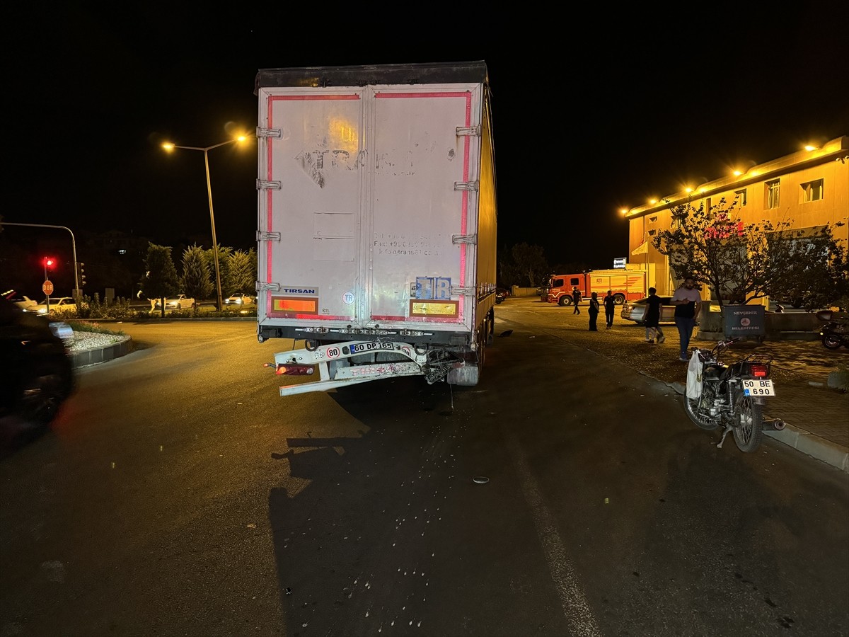 Nevşehir'de otomobilin aynı istikamette seyir halinde olan tıra çarptığı trafik kazasında 2 kişi...