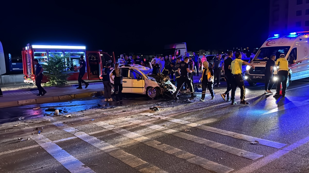 Nevşehir'de otomobilin aynı istikamette seyir halinde olan tıra çarptığı trafik kazasında 2 kişi...