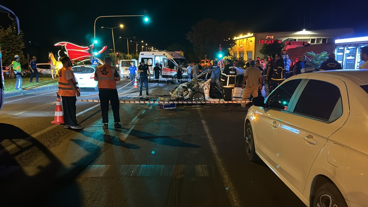 Nevşehir'de otomobilin aynı istikamette seyir halinde olan tıra çarptığı trafik kazasında 2 kişi...