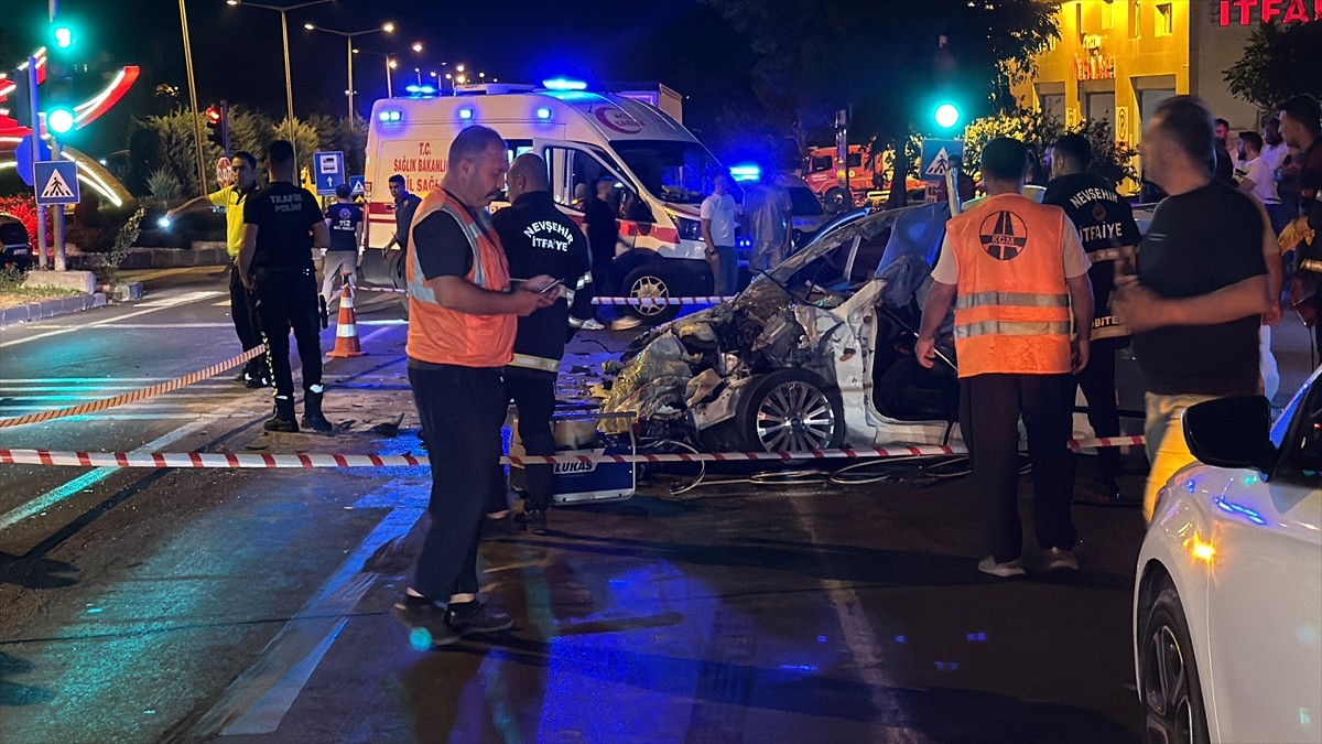 Nevşehir'de otomobilin aynı istikamette seyir halinde olan tıra çarptığı trafik kazasında 2 kişi...