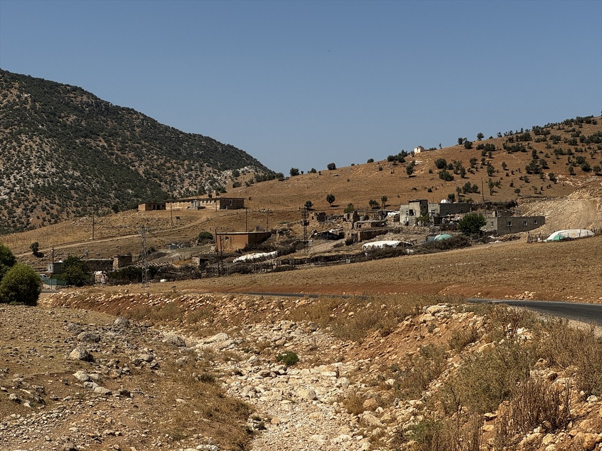 Siirt'in Eruh ilçesinde terör örgütü PKK tarafından 37 yıl önce gerçekleştirilen, 27 kişinin...