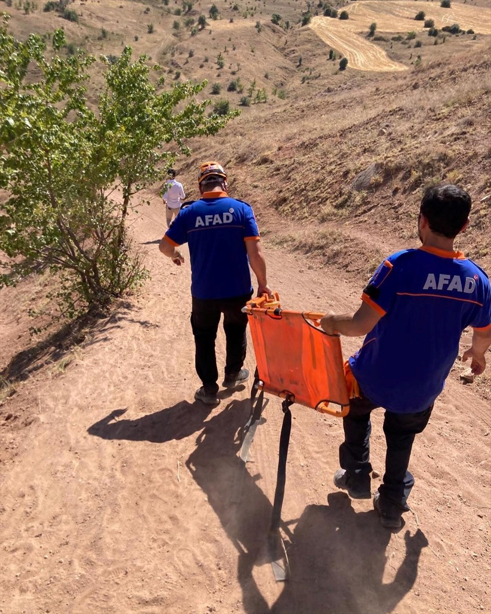 Sivas’ta dağ motosikletiyle gezintiye çıkan ve çukura düşerek yaralanan kişi, AFAD ekipleri...