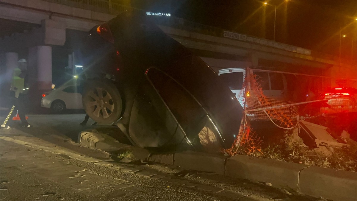 Sivas'ta hafif ticari araçla çarpışan otomobil, yol çalışmasında açılan çukura düştü, 5 kişi...