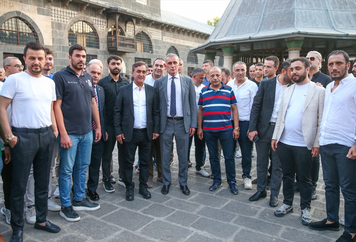 Türkiye Futbol Federasyonu (TFF) Başkanı İbrahim Hacıosmanoğlu (sağ 2), Trendyol 1. Lig'de...