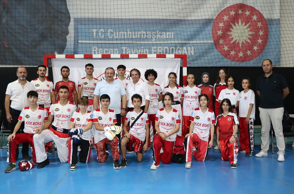 Türkiye Kick Boks Federasyonu Başkanı Salim Kayıcı (fotoğrafta), siyah kuşak "dan" sınavının...