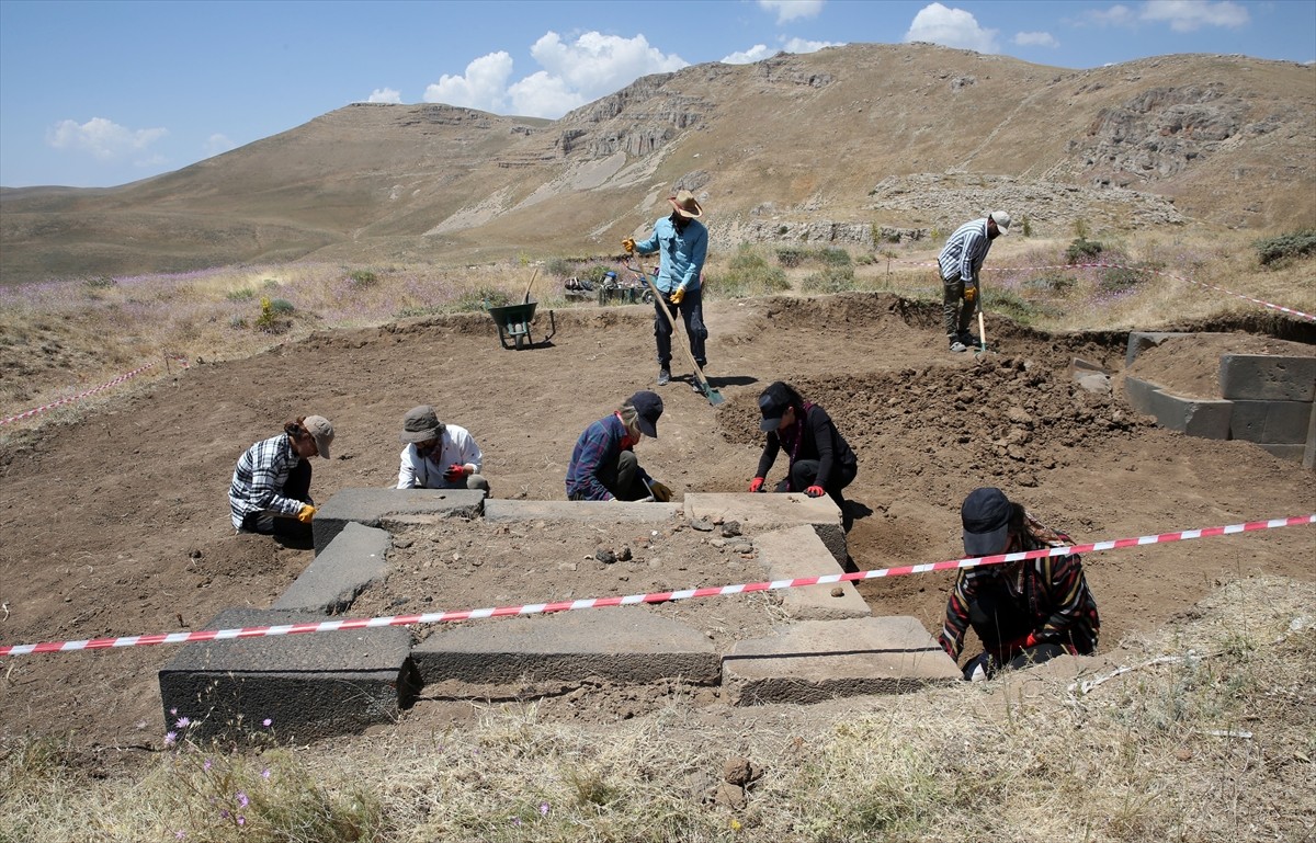 Urartular döneminde, Bitlis'in Adilcevaz ilçesinde, Süphan Dağı eteğinde Adilcevaz, Malazgirt...