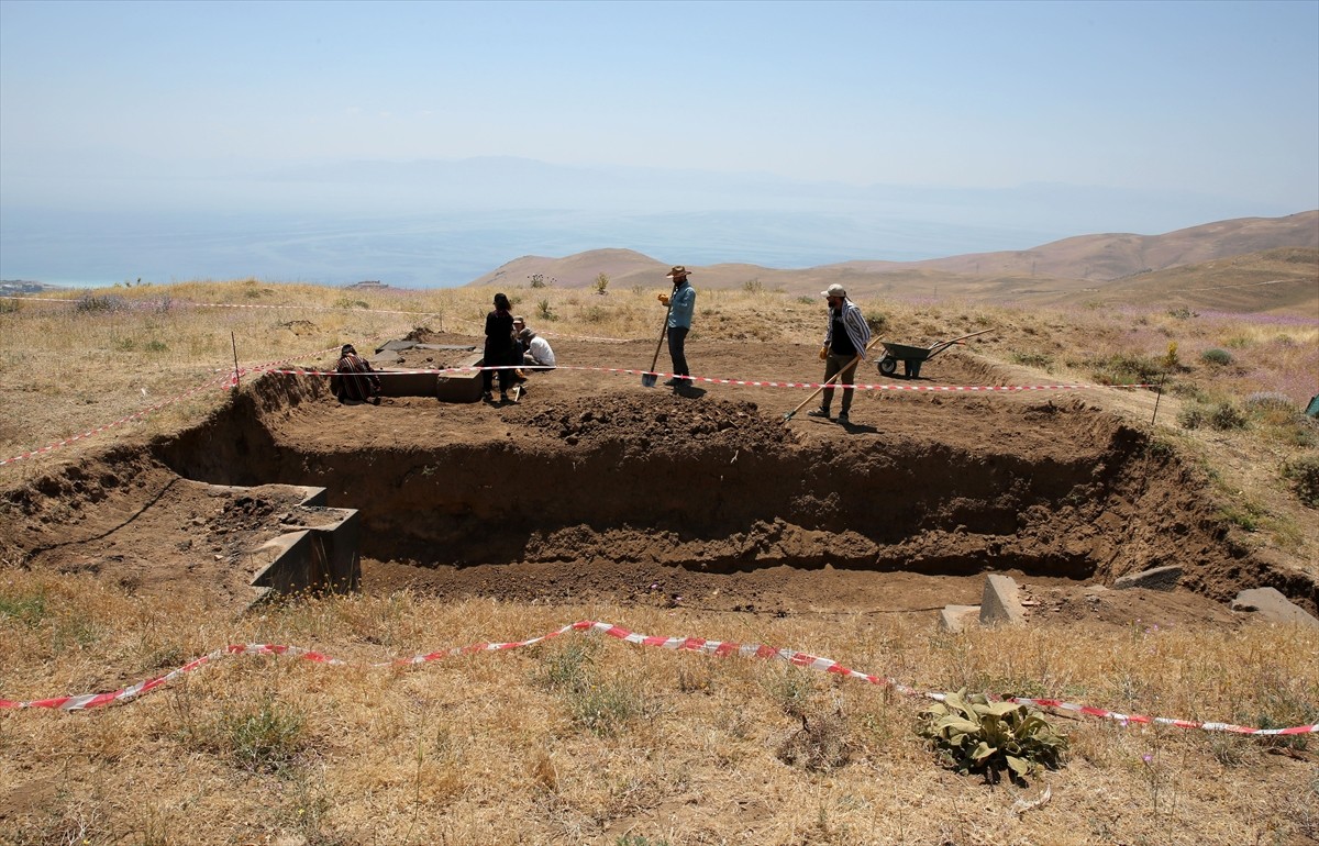 Urartular döneminde, Bitlis'in Adilcevaz ilçesinde, Süphan Dağı eteğinde Adilcevaz, Malazgirt...