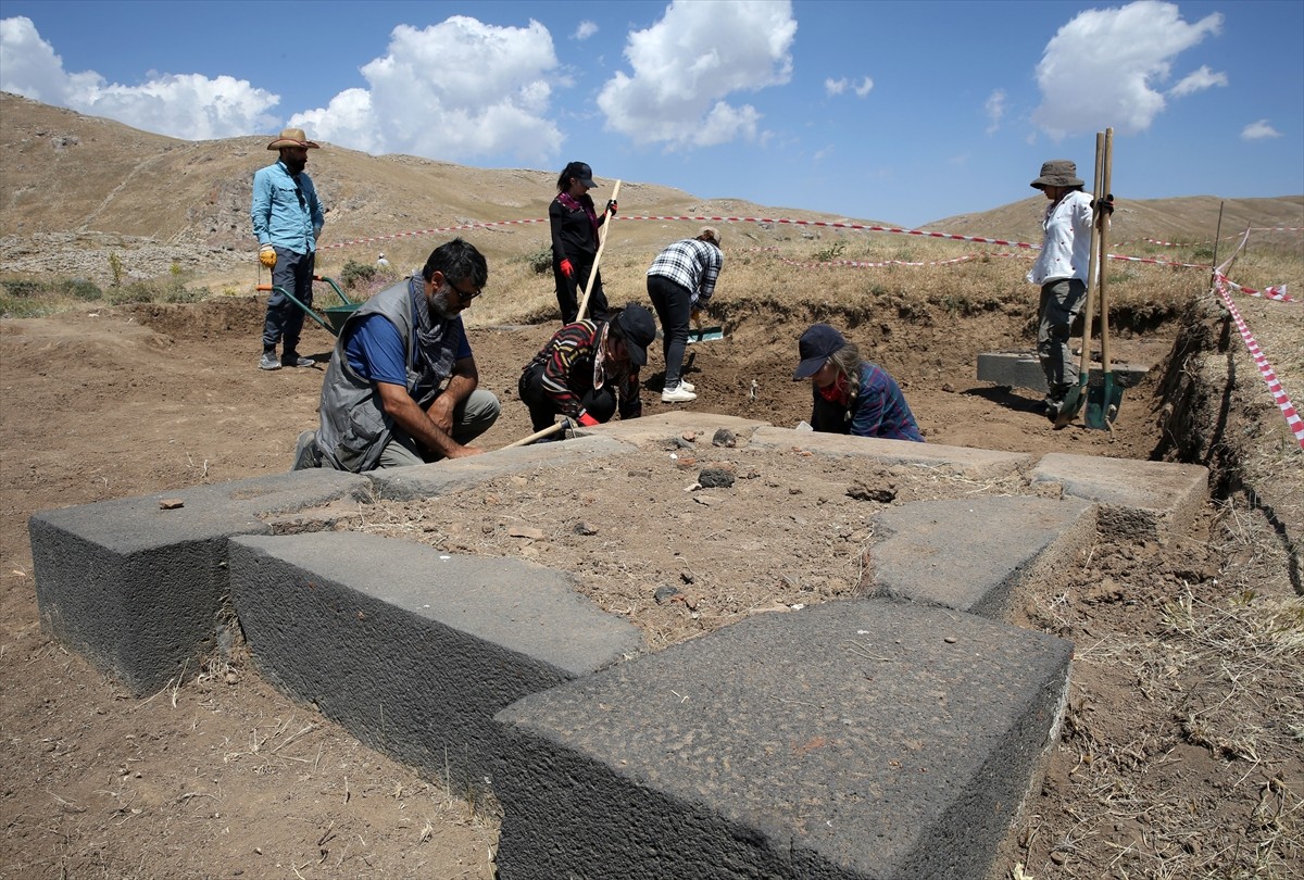 Urartular döneminde, Bitlis'in Adilcevaz ilçesinde, Süphan Dağı eteğinde Adilcevaz, Malazgirt...