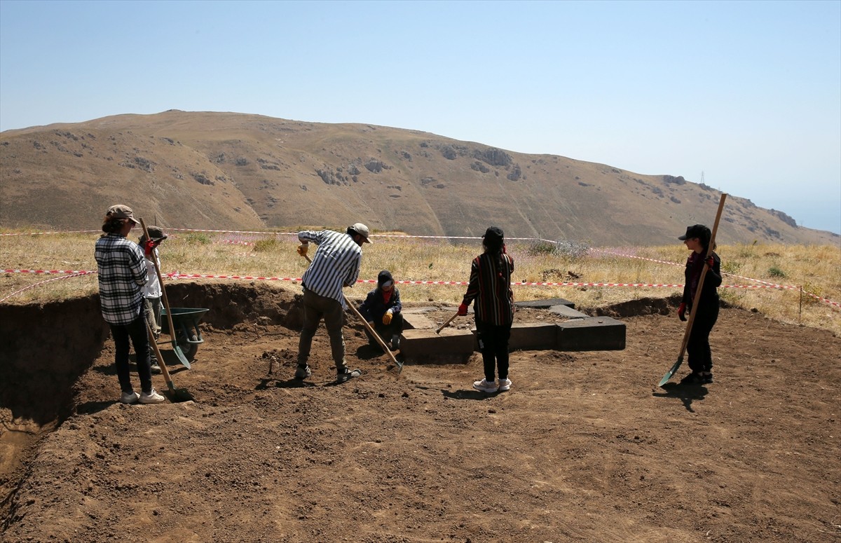 Urartular döneminde, Bitlis'in Adilcevaz ilçesinde, Süphan Dağı eteğinde Adilcevaz, Malazgirt...