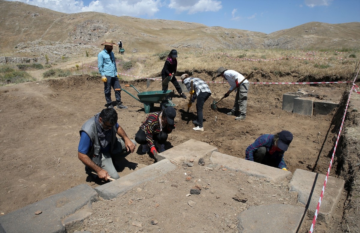 Urartular döneminde, Bitlis'in Adilcevaz ilçesinde, Süphan Dağı eteğinde Adilcevaz, Malazgirt...