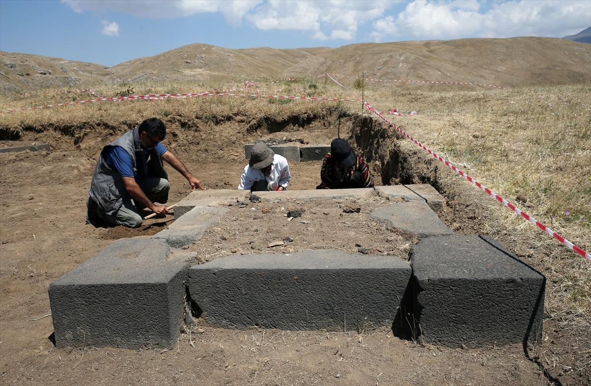 Urartular döneminde, Bitlis'in Adilcevaz ilçesinde, Süphan Dağı eteğinde Adilcevaz, Malazgirt...