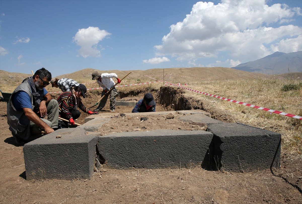 Urartular döneminde, Bitlis'in Adilcevaz ilçesinde, Süphan Dağı eteğinde Adilcevaz, Malazgirt...