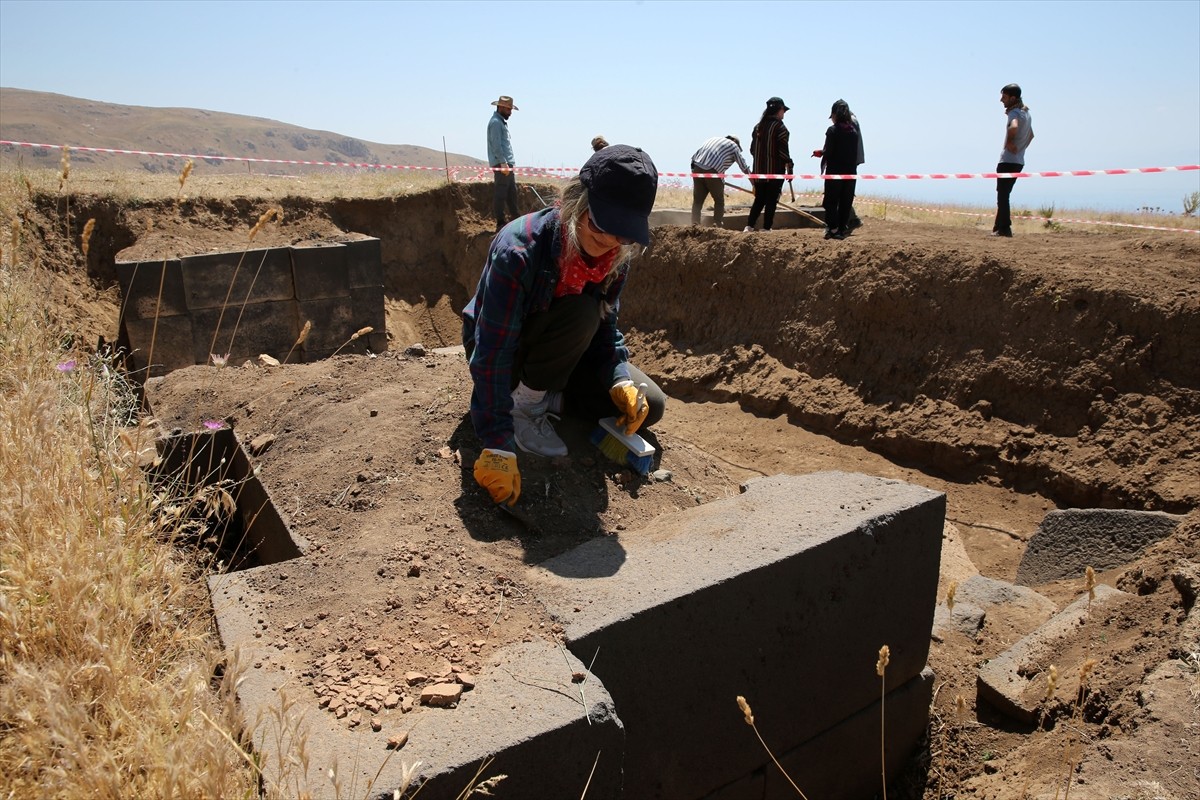 Urartular döneminde, Bitlis'in Adilcevaz ilçesinde, Süphan Dağı eteğinde Adilcevaz, Malazgirt...